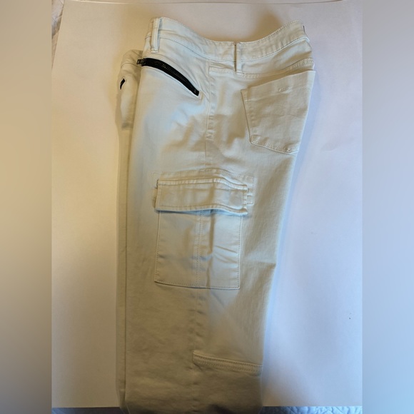 Sanctuary women’s size 29 cream cargo crop pants with black zippers accents. - Picture 5 of 8
